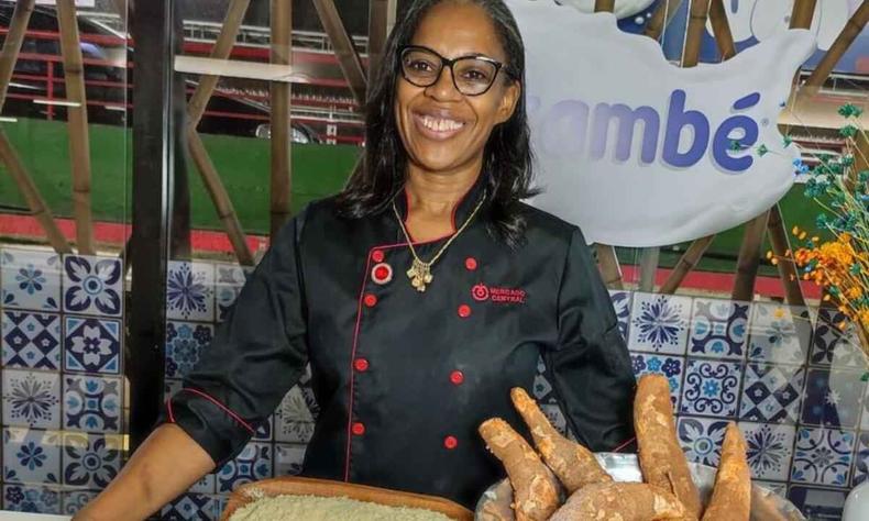 Chef Val Coimbra sorri e usa uniforme onde esto bordadas as palavras Mercado Central