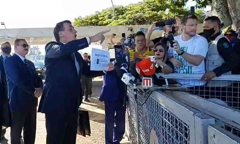 Bolsonaro atacou a imprensa na manh desta tera e foi ovacionado por apoiadores(foto: Reproduo/Facebook Jair Messias Bolsonaro)