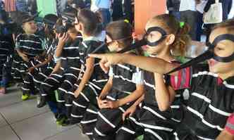 Crianas da escola fizeram apresentao teatral para conscientizar sobre o combate ao Aedes(foto: Jair Amaral/EM/DA Press)