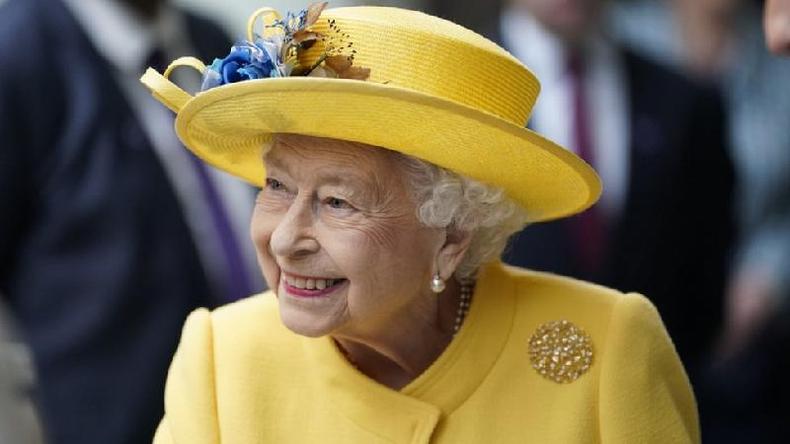 A rainha durante visita  nova linha Elizabeth, inaugurada em 24 de maio