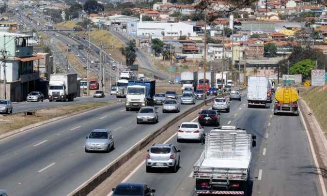 Projetada na década de 1950, estrada ficou ultrapassada e não comporta tráfego atual(foto: Beto Novaes/EM/D.A Press) Projetada na década de 1950, estrada ficou ultrapassada e não comporta tráfego atual(foto: Beto Novaes/EM/D.A Press)