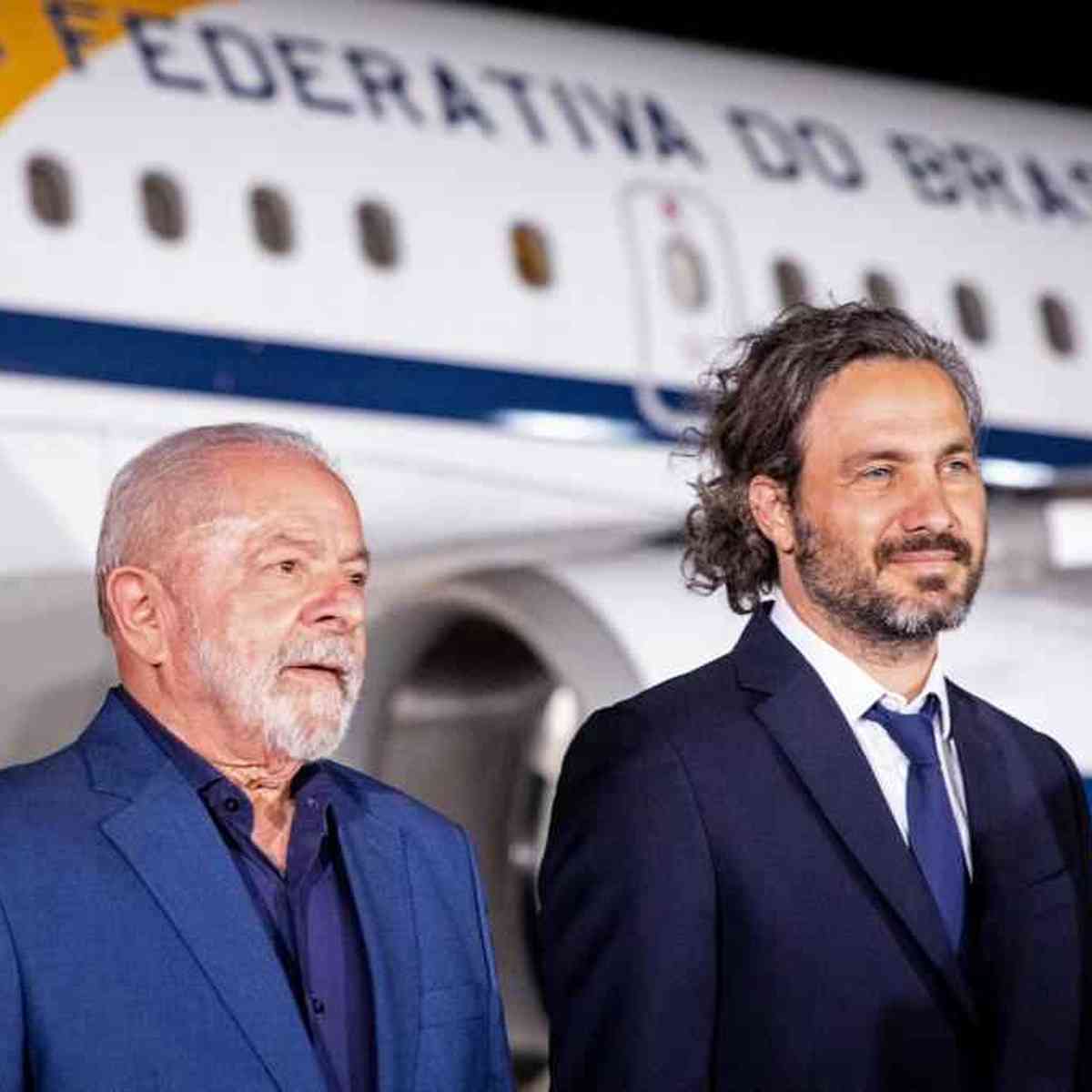 Lula chega à Argentina para 1ª viagem internacional