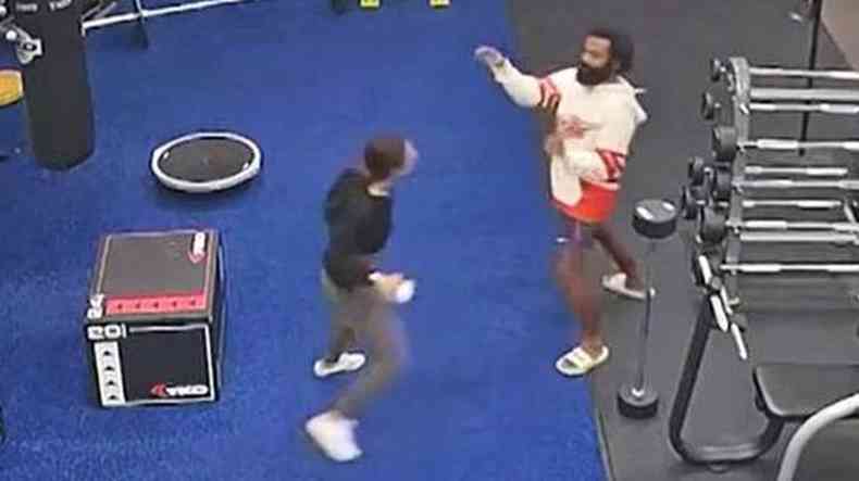 Cmera no alto da sala capturou Nashali e um homem frente a frente em postura de combate