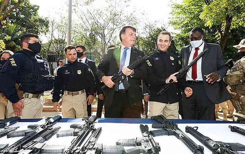 Bolsonaro e assesores em feira de armas