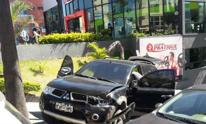 Testemunhas contaram que o suspeito tentou fugir em um carro, mas bateu em uma árvore(foto: Reprodução / WhatsApp) Testemunhas contaram que o suspeito tentou fugir em um carro, mas bateu em uma árvore(foto: Reprodução / WhatsApp)