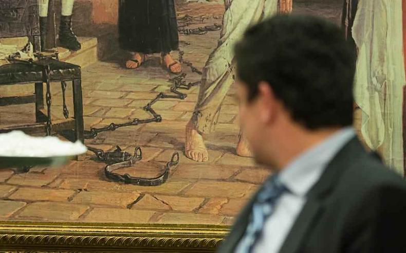 Moro observa quadro com correntes no cho