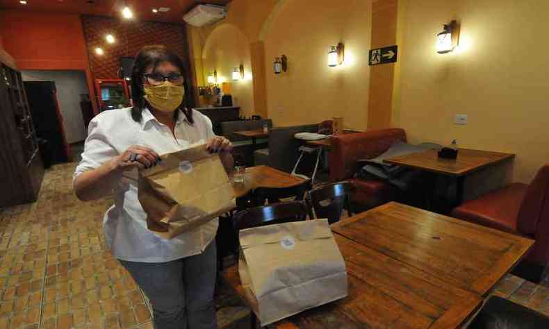Luciene Zucherato  gerente do Vila Cintra Gastrobar, em Belo Horizonte, e o delivery foi a maneira encontrada para sobreviver(foto: Gladyston Rodrigues/EM/D. A Press)