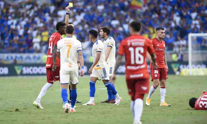 Torcedores do Cruzeiro personalizam Kombi para ir aos jogos; confira