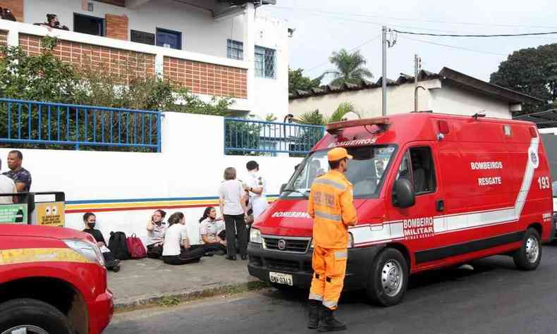 Alunos e bombeiros militares na porta da escola