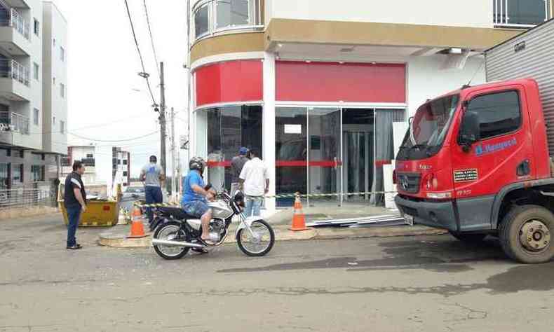 Estrutura dos bancos foi danificada e comprometida aps a ao de bandidos (foto: Alaor Batista/ Divulgao)