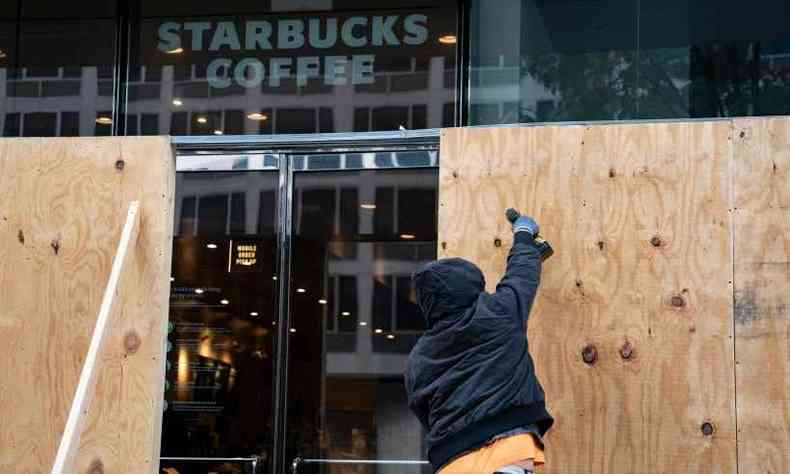 Tapumes protegem uma loja da Starbucks perto da Casa Branca, em Washington(foto: Alex Edelman/AFP)