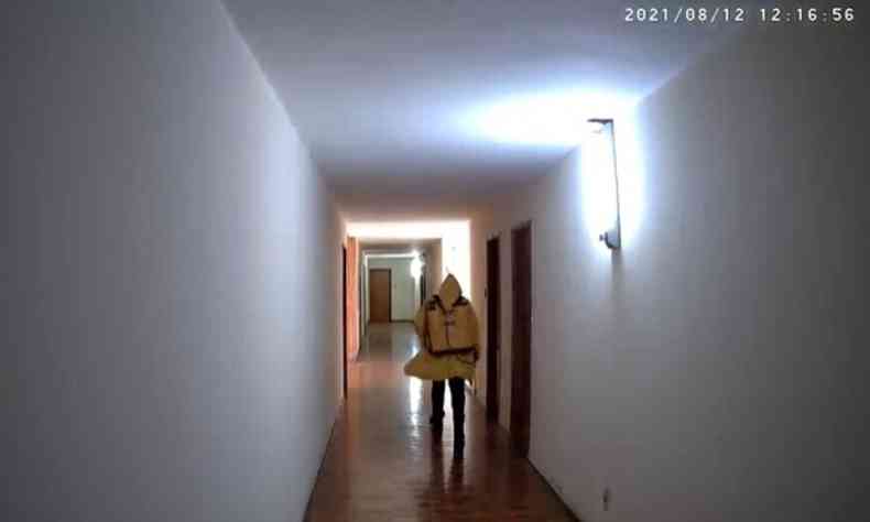 Imagem de homem com roupa de dedetizador que, segundo moradores, colocou lista sob a porta dos moradores (foto: Arquivo pessoal)