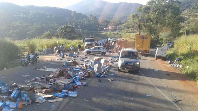 Carga de botinas da carreta tombada ficou espalhada pela rodovia. Motorista morreu(foto: Whatsapp) Carga de botinas da carreta tombada ficou espalhada pela rodovia. Motorista morreu(foto: Whatsapp)