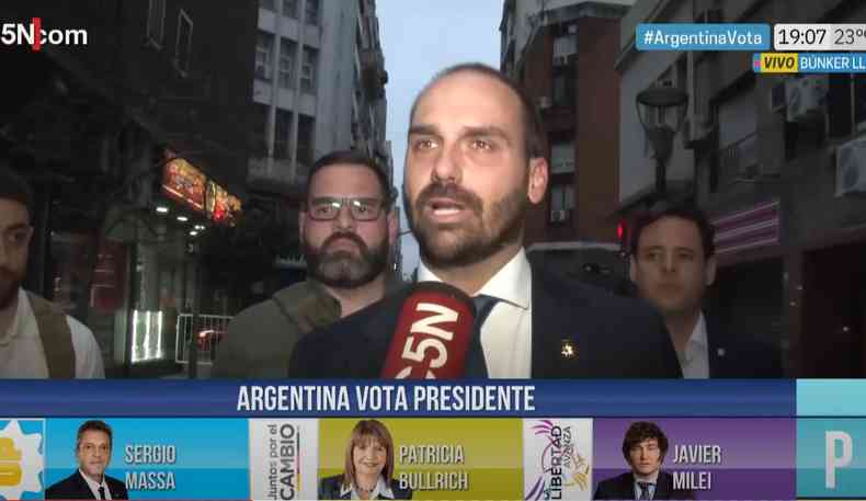 O deputado Eduardo Bolsonaro (PL-SP) em entrevista ao Canal 5 Notcias, na Argentina
