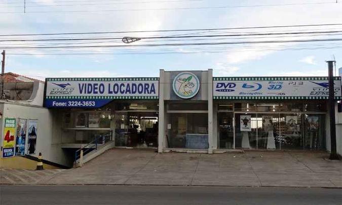 Neste sábado, o casal pretende liquidar o estoque remanescente de 8,5 mil títulos, muitos deles lançamento(foto: Reprodução da internet/Facebook) Neste sábado, o casal pretende liquidar o estoque remanescente de 8,5 mil títulos, muitos deles lançamento(foto: Reprodução da internet/Facebook)