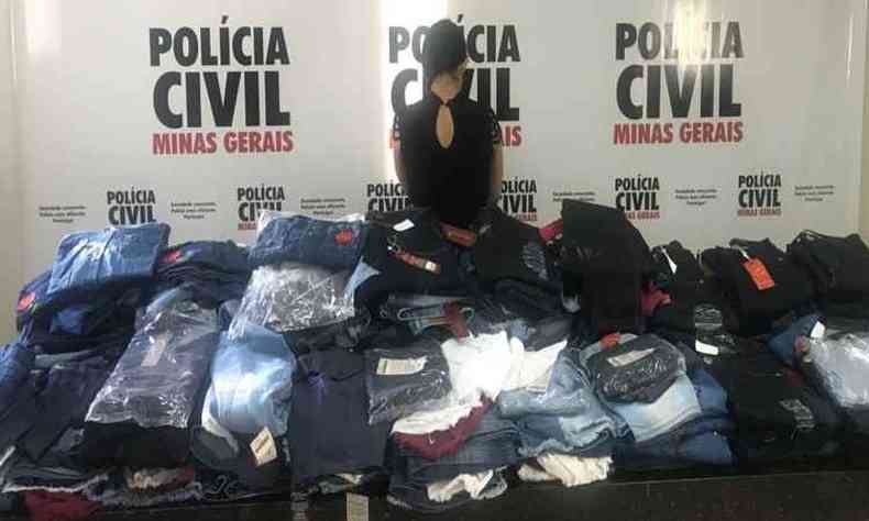 No total, 298 peas de roupas foram apreendidas pela Polcia Civil.(foto: Divulgao/Polcia Civil)