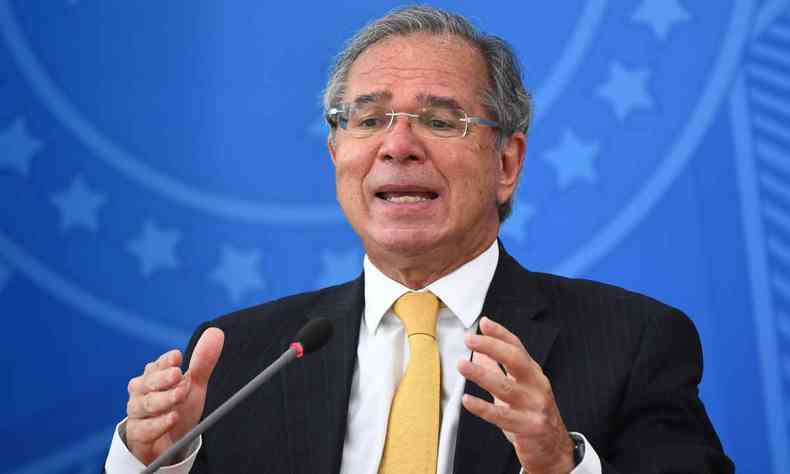 Paulo Guedes cr que reduo de beneficirios em possvel retomada do auxlio  vivel(foto: AFP / EVARISTO S)