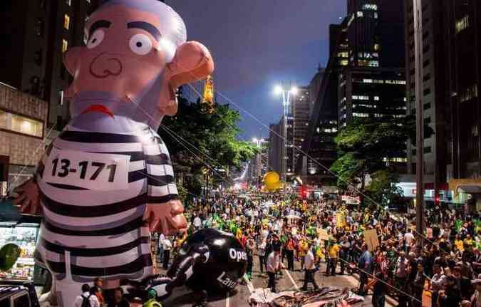 Manifestantes protestam na Avenida Paulista, em So Paulo, pela renncia da presidente Dilma e contra o ex-presidente nesta quinta- feira(foto: ROGRIO PADULA/Divulgao)