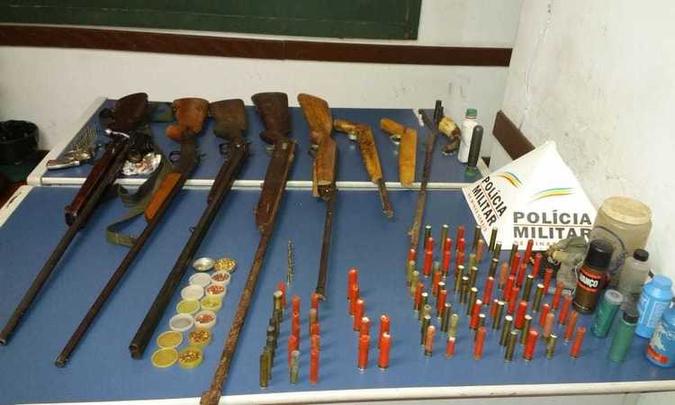 Armamento foi apreendido e os dois homens detidos pelo crime de posse ilegal(foto: PMMG/Divulgação) Armamento foi apreendido e os dois homens detidos pelo crime de posse ilegal(foto: PMMG/Divulgação)