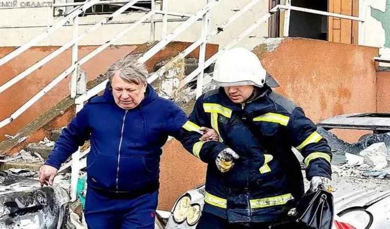 Policial socorrendo um ucraniano