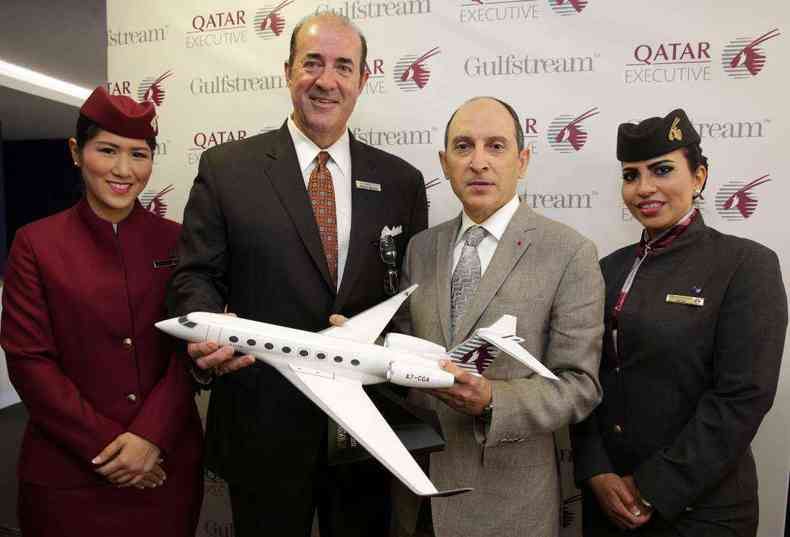 Akbar Al Baker, diretor-executivo da Qatar, anunciou o acordo junto a Enrique Cueto, presidente da Latam, na feira internacional aeronutica de Farnborough, Inglaterra(foto: DANIEL LEAL-OLIVAS/AFP)