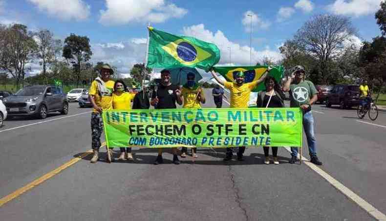 De preto, no centro da foto, 'Daniel Ativista' pede o fechamento do STF e do Congresso Nacional(foto: Reproduo/Facebook)