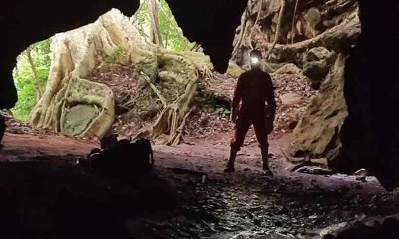 Uma das entradas da Lapa de Quatro Bocas, preservada por legisla��o municipal: lixo e peda�os rasgados de roupas encontrados no entorno evidenciam visita��es cont�nuas 