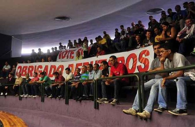 Parte das pessoas que estavam na Câmara para acompanhar o trabalho dos deputados se dirigiu ao Anexo IV, onde dinheiro foi distribuído (foto: Gustavo Lima/Agência Câmara) Parte das pessoas que estavam na Câmara para acompanhar o trabalho dos deputados se dirigiu ao Anexo IV, onde dinheiro foi distribuído (foto: Gustavo Lima/Agência Câmara)