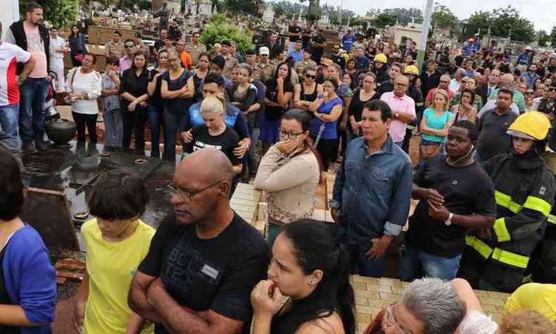 Populares tambm acompanharam o cortejo e sepultamento do corpo (foto: Polcia Militar/ Divulgao )