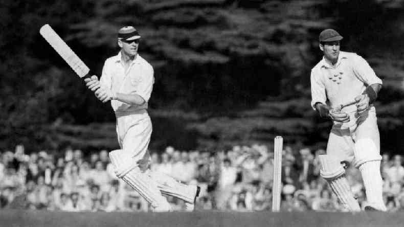 O duque tambm era um bom jogador de crquete. Na foto, sua equipe, formada por ex-estrelas da Inglaterra, enfrenta o time do duque de Norfolk, com jogadores de Sussex(foto: PA)