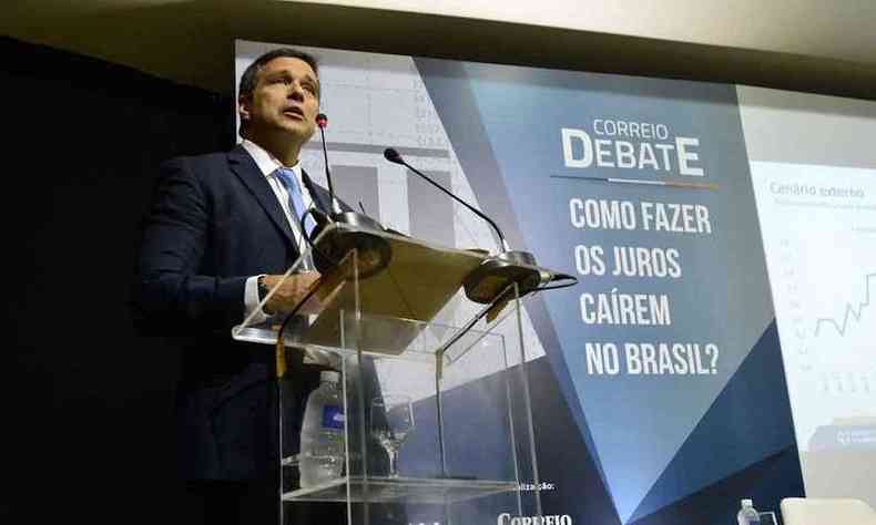 Em debate no Correio Braziliense, Roberto Campos disse que juros baixos tm que chegar aos consumidores (foto: Marcelo Ferreira/CB/D.A Press )