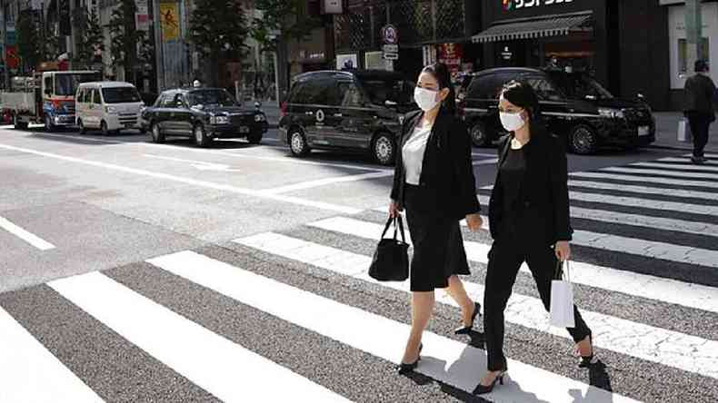 Mulheres executivas japonesas no distrito comercial no centro de Tquio.