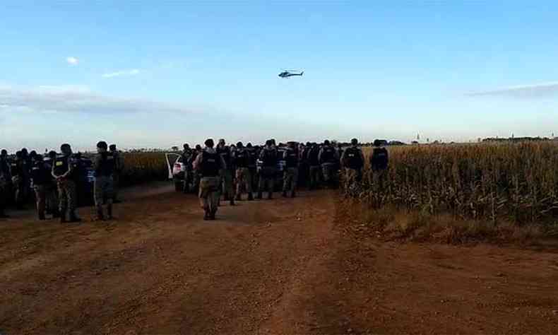 Cerco de policiais na zona rural de Uberaba, onde criminosos fizeram refns(foto: Polcia Militar/Divulgao)