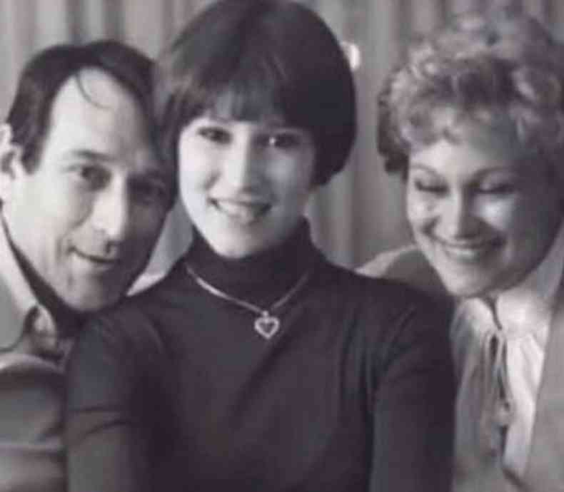 Beth Goulart entre os pais, os atores Paulo Goulart e Nicette Bruno, em 1978 