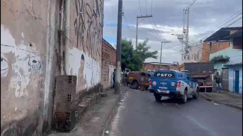 viaturas da polcia fecham a rua