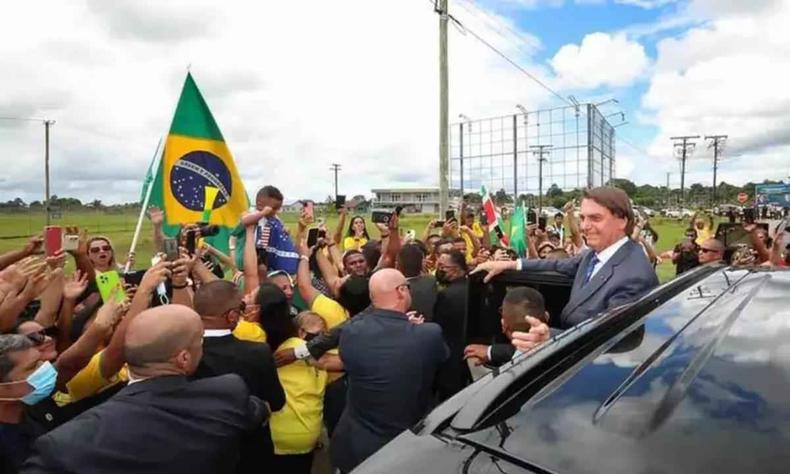 Jair Bolsonaro diante de apoiadores
