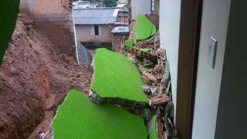 Muro de arrimo desabou no Bairro Ribeiro de Abreu(foto: Comdec/Divulgao)