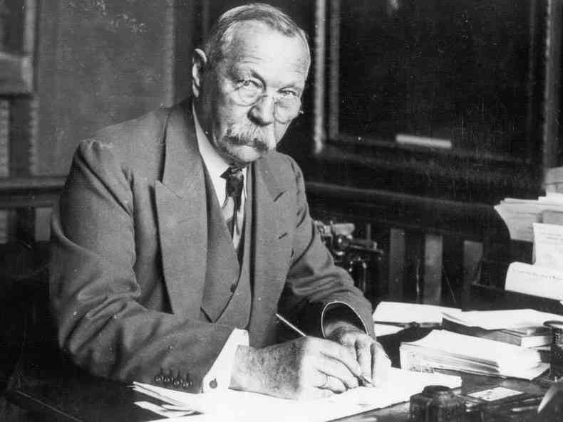 Arthur Conan Doyle lançou seu famoso detetive em 1887, no livro Um estudo em vermelho(foto: Reprodução)