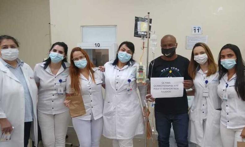 Vinícius Santos junto da equipe médica da Fundação São Francisco Xavier (FSFX) que o acompanhou durante o tratamento (foto: FSFX/Divulgação) Vinícius Santos junto da equipe médica da Fundação São Francisco Xavier (FSFX) que o acompanhou durante o tratamento (foto: FSFX/Divulgação)