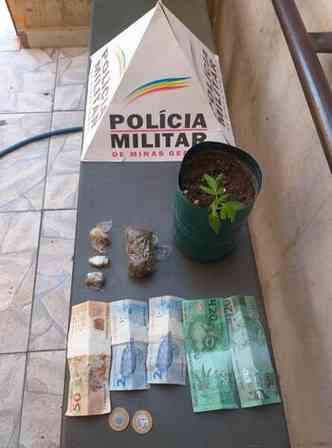 Polcia localizou um p de maconha, alm de uma barra e trs tabletes da substncia e R$ 56 em cdulas e moedas(foto: Divulgao/ Polcia Militar)