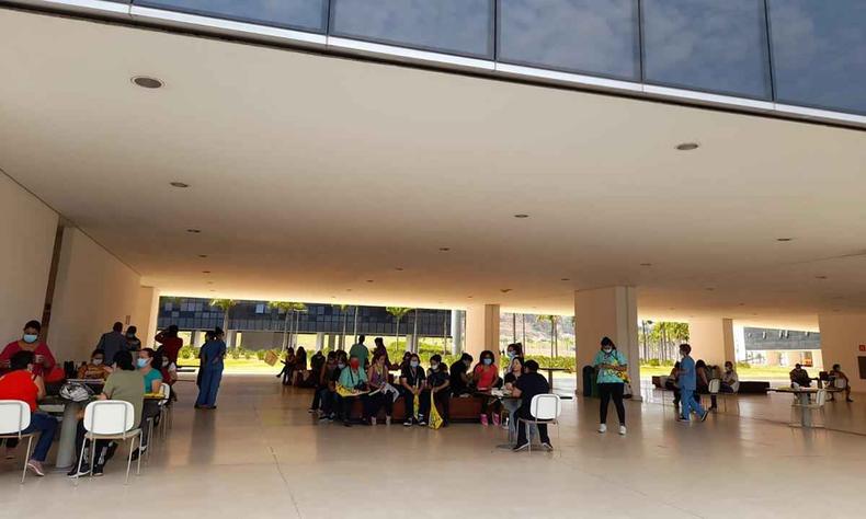 Grupo de trabalhadores do Hospital Joo XXIII sentado em mesas na Cidade Administrativa, no Bairro Serra Verde, aguardando o incio da manifestao