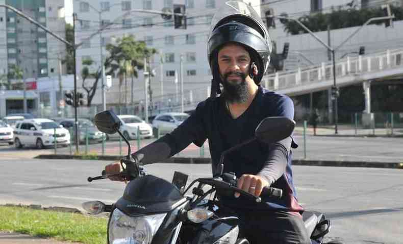 Na foto, o Motoboy Edson Ribeiro, que ja sofreu acidentes com sua moto