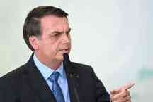 Bolsonaro flerta com a crise política