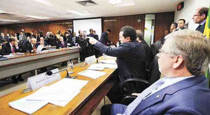 O relator da comisso mista, Marco Maia (D), garantiu que os parlamentares continuaro a trabalhar depois do incio da Copa do Mundo(foto: Pedro Frana/Agncia Senado)