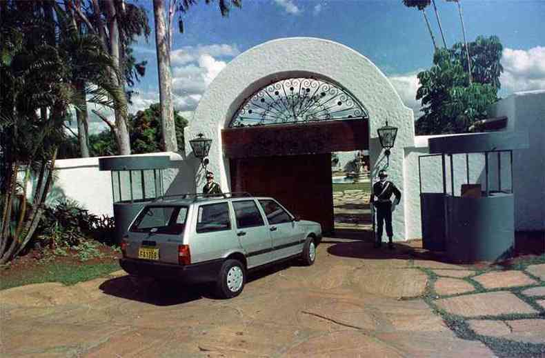 Fiat Elba - Foi lanado no Brasil em abril de 1986 como a verso perua do Uno e sucessora da Panoroma. Criado integralmente no pas, o modelo vinha em duas verses , sempre com a mecnica do Prmio , um 1.3 de 59 cv, na configurao S, e um 1.5 a etanol (chamado de cool ainda). Com amplo porta-malas de 610 litros at o teto, a Elba nunca chegou a ser um sucesso de vendas(foto: Jos Paulo Lacerda/AE - 5/7/1992)