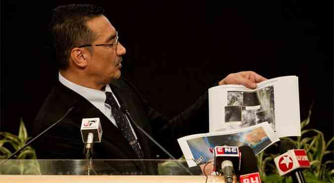 Ministro do transporte da Malsia mostra imagens feitas por satlite com possveis destroos do avio da Malaysia Airlines(foto: AFP PHOTO / MOHD RASFAN )