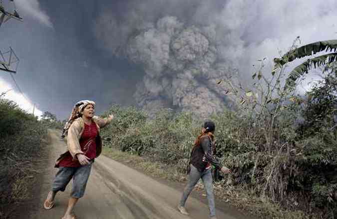 Pelo menos 15 pessoas foram atingidas por uma nuvem quente de cinzas e gases que caiu da montanha em alta velocidade aps a erupo; segundo autoridades, temperatura da nuvem chegava a 700 graus(foto: AFP PHOTO/CHAIDEER MAHYUDDIN)