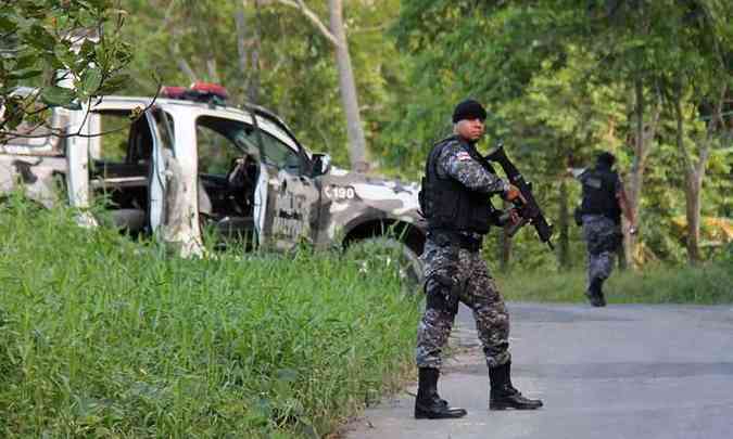 Oficiais de Polcia Militar perseguem fugitivos do Complexo Penitencirio Ansio Jobim aps tumulto que deixou 60 pessoas mortas e vrias feridas em Manaus, na Amaznia nessa tera-feira(foto: AFP / Marcio SILVA)