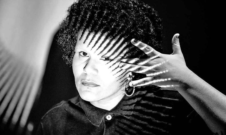 Cantora Jadsa posa para foto tendo sobre o rosto grafismos em preto e branco 