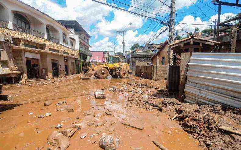 Chuvas deixam rastro de destruição em Governador Valadares